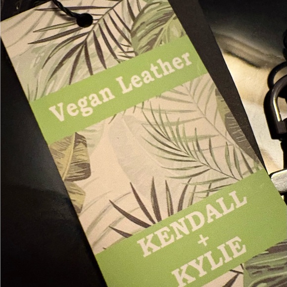 NWT Kendall & Kylie Black Mini Bag Sleek Design Lock Chain - Picture 4 of 8